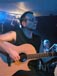 RICKY GOLD an der akustischen Gitarre