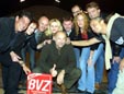 KURT OSTBAHN nach dem Soundcheck mit den Gewinnern der "BVZ Verlosung"